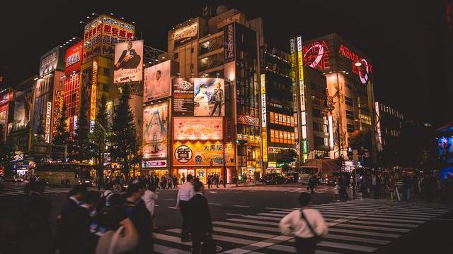 短期更像换过场，不是把当红脸一夜间换成数字人