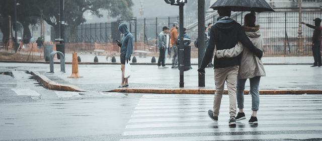 公开线索对照：到场和热度可以碰巧同序